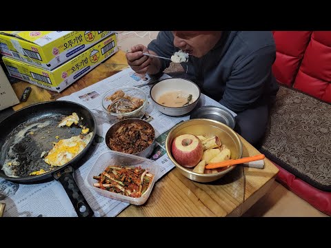 산골 홀아비 아버지 도깨비 아들하고 후다닥 밥먹기 <strong>사골국</strong> 말아서 후루룩