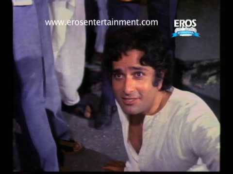 Shashi Kapoor hit by a car - Anari