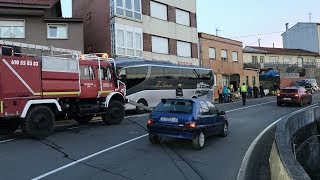 Un autocar que se sae da estrada derruba pare dunha vivenda en Ponte Goiáns 080219