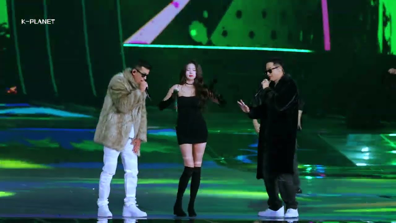 Eshakda klizma bilan sikish U uni tort oyoqqa qoydi, sochidan ushlab, ritmik tarzda sikdi.