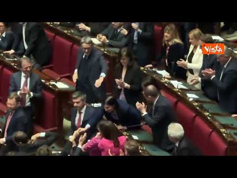 Video Schlein a Meloni: Non si preoccupi toccherà a noi, standing ovation e abbracci per leader dem