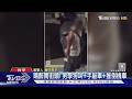 大鬧街頭! 特斯拉男撿石刮車 醉男學狗叫打車｜TVBS新聞 @TVBSNEWS01