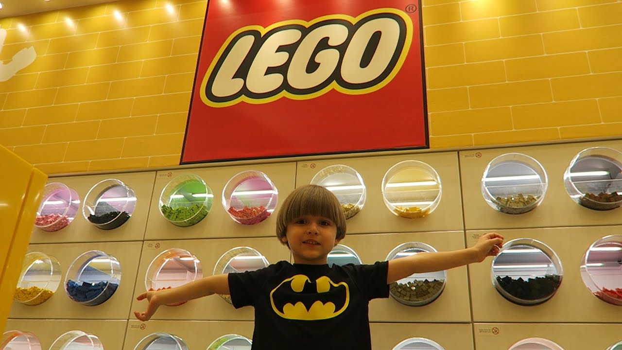 Great Lego Store In A Shopping Mall Youtube