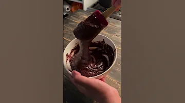 مساء الخير كيك المكونات ١٤٠ غرام كاكاو دارك ٧٠ ١٤٠ غرام حليب مكثف محلى ٤٠مل حليب ٥٠غرام طحين 