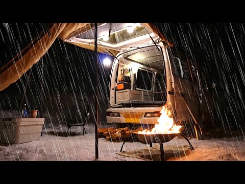 【SNOW CAR CAMPING】Küçük bir minibüste yağmurlu yalnız araba kampı.