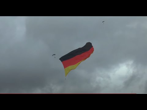 Neuer Weltrekord in Paderborn: Fallschirmspringer hissen riesige  Deutschlandflagge am Himmel