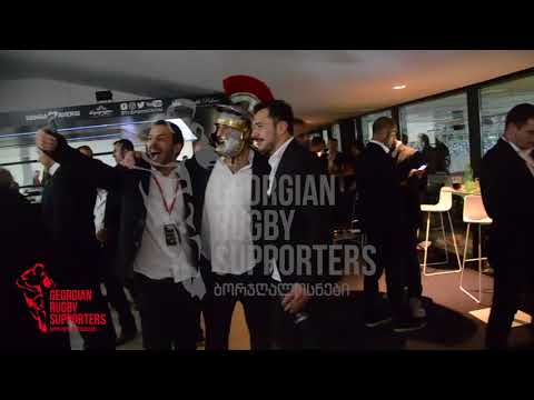 დავით კაჭარავა ცენტურიონის მუზარადით პოზირებს