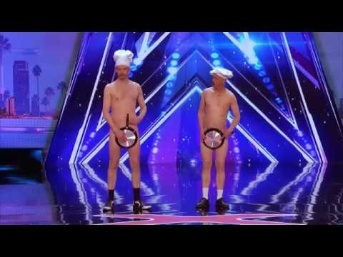 შიშველმა კონკურსანტებმა ჟიურის წევრები და დარბაზი გააგიჟეს