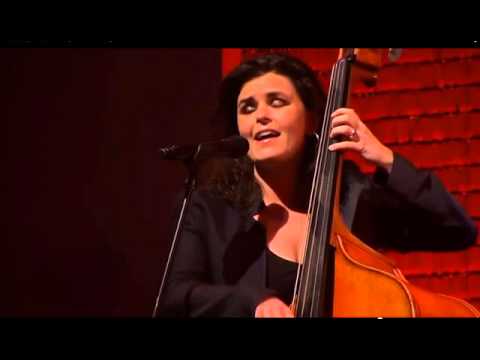 female-bass-player-phaedra-kwant-sings-scat-solo-with-double-bass,-with-veldhuis-&-kemper-april-2010