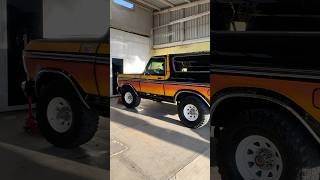 Dos Leyendas Frente A Frente Bronco 79 Freewheeling & Mustang 65 Convertible