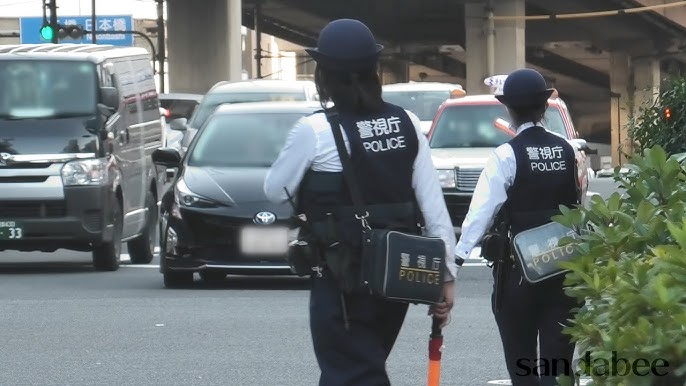女性警察官 尻 
