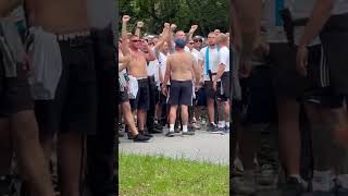 Hansa Rostock Ultras Fans vorm Spiel am feuern für die  Mannschaft