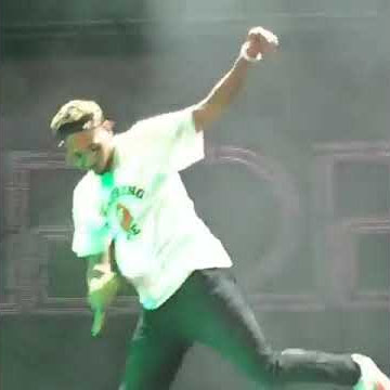 Chris brown dancing Poppin live on stage