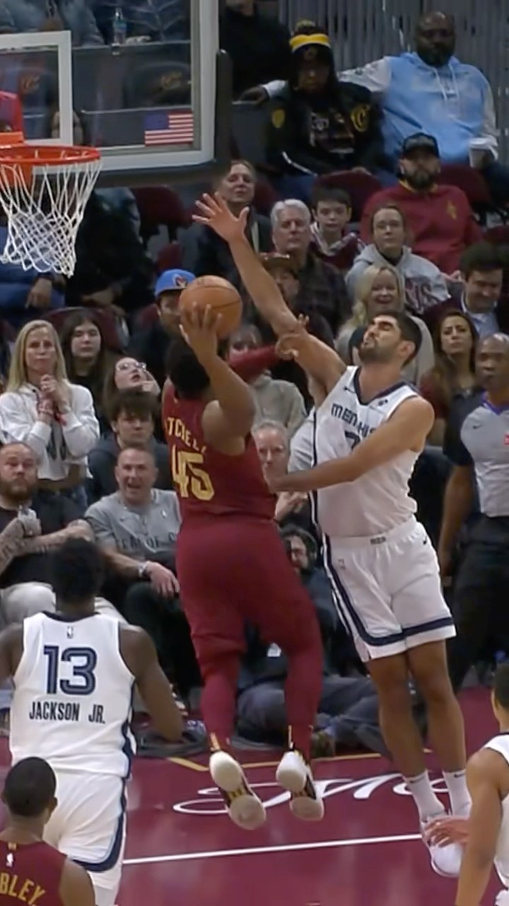 Donovan Mitchell drops the hammer!