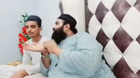 أب يعلم إبنه تلاوة و ترتيل القرآن الكريم .  " ذَٰلِكَ فَضْلُ ٱللَّهِ يُؤْتِيهِ مَن يَشَآءُ ۚ "