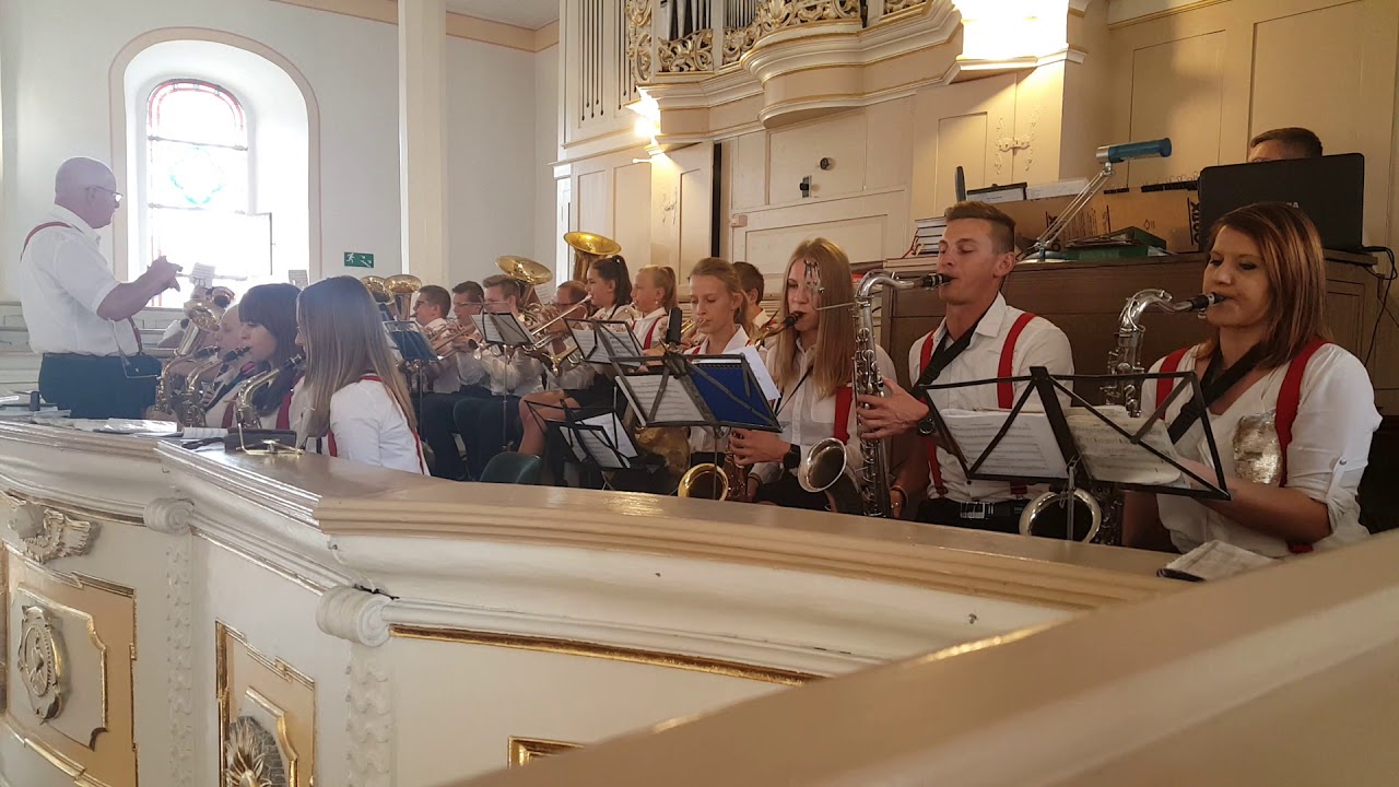 Intrada przed rozpoczęciem mszy. Młodzieżowa Orkiestra Dęta w Chudobie