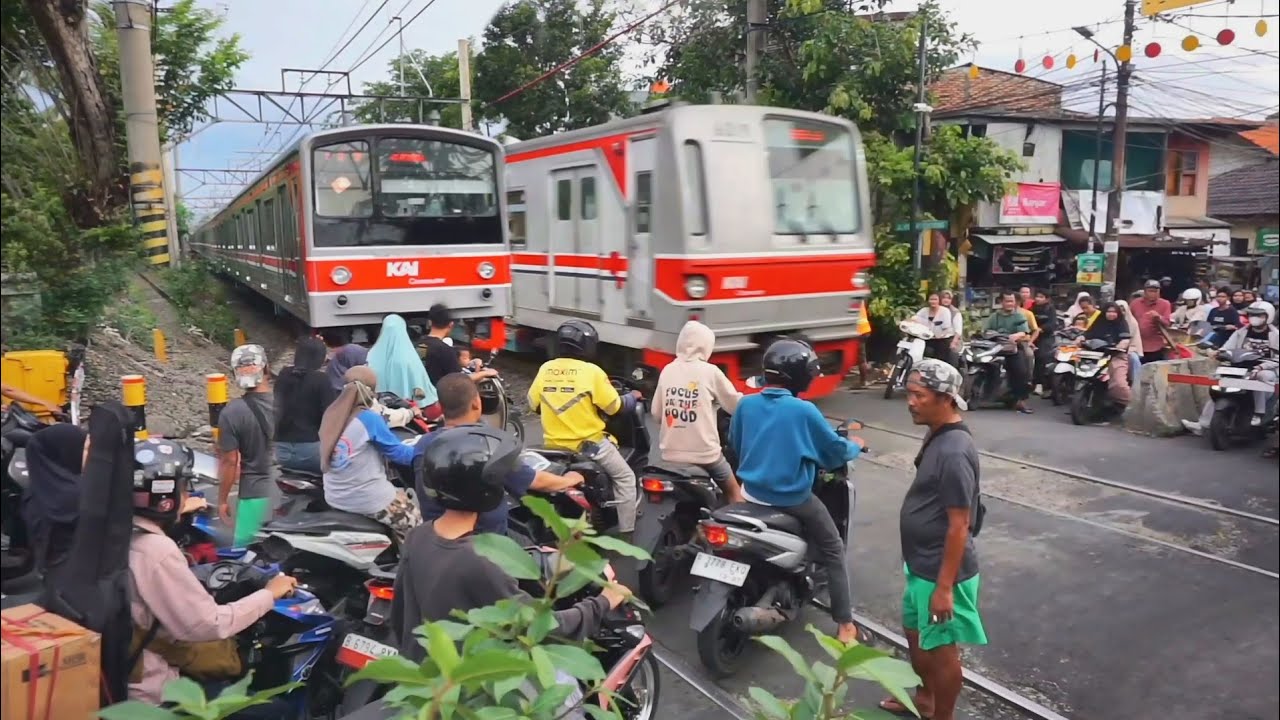 🔴Perlintasan kereta gang Sentiong sewaktu padat pengendara kereta sudah dekat