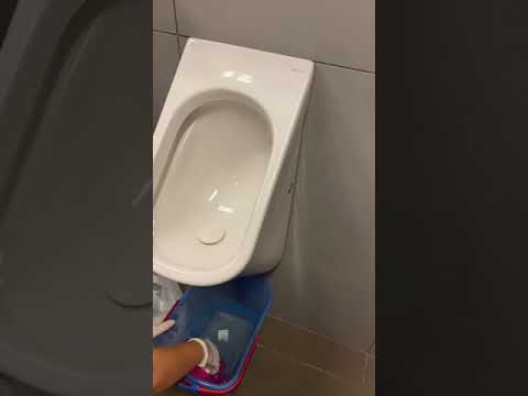 How to clean a urinal