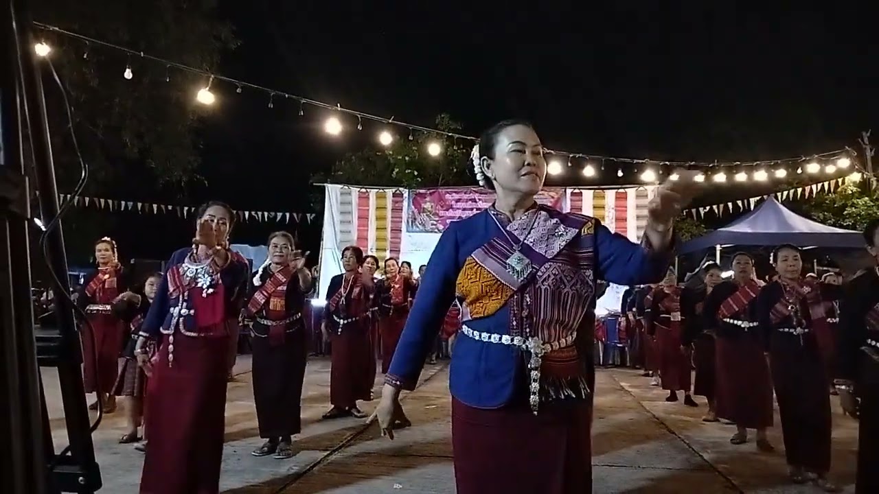 บุญผ้าป่าบ้านเป้าแม่บ้านรำสวยๆค่ะ