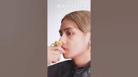 BTS V Playing With Lizard in Shoot 🦎 Dangerous V 😱 Taehyung W Korea Photoshoot Behind The Scene