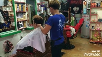 Chủ tịch giả vờ làm thợ cắt tóc và cái kêt