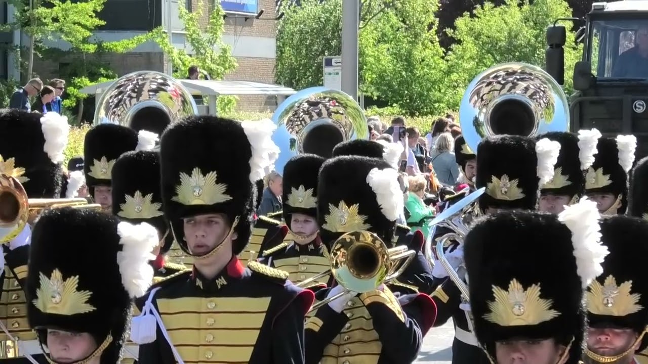 Adest Musica Sassenheim tijdens bevrijdingsparade 2025 in Rijnburg