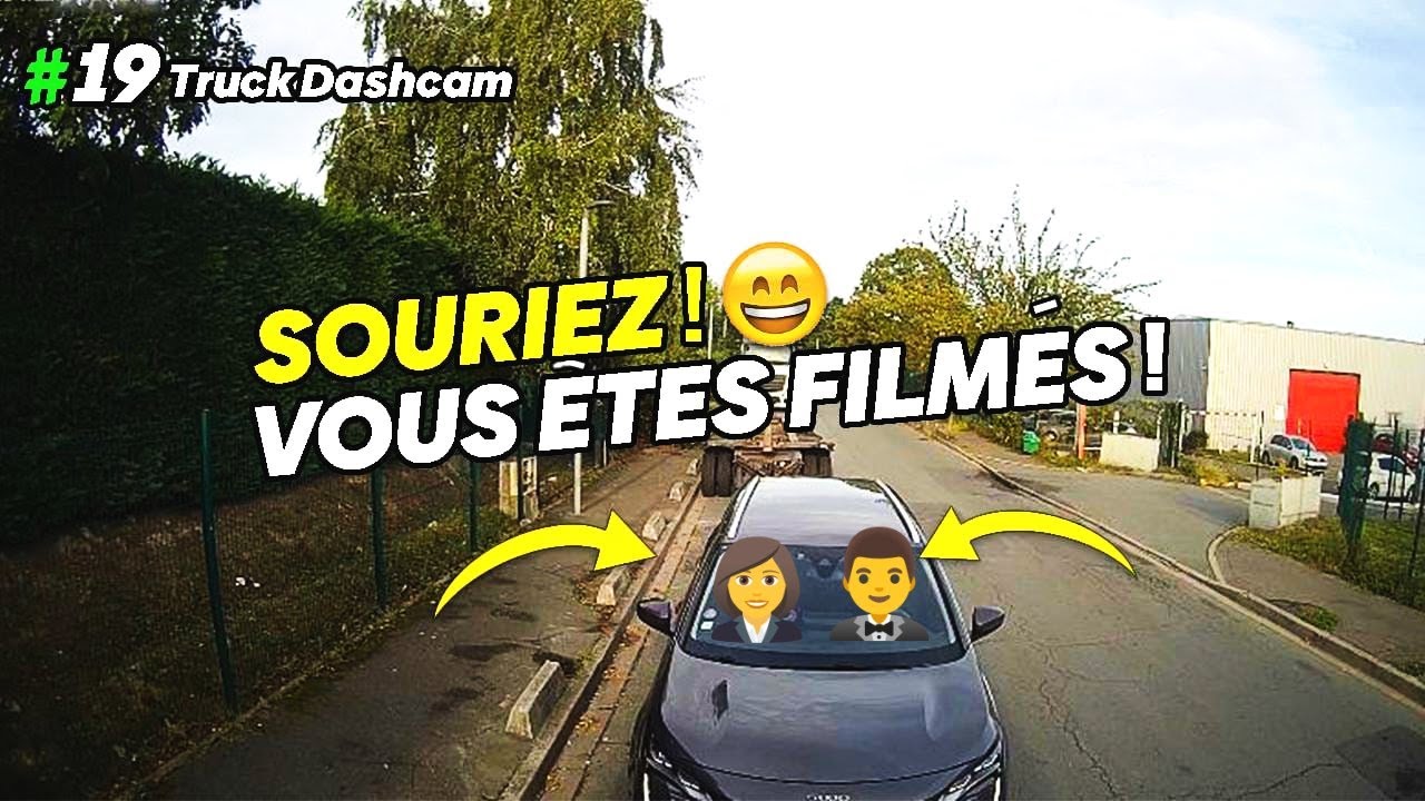 Une dashcam filme un camion qui, en prenant son virage trop court