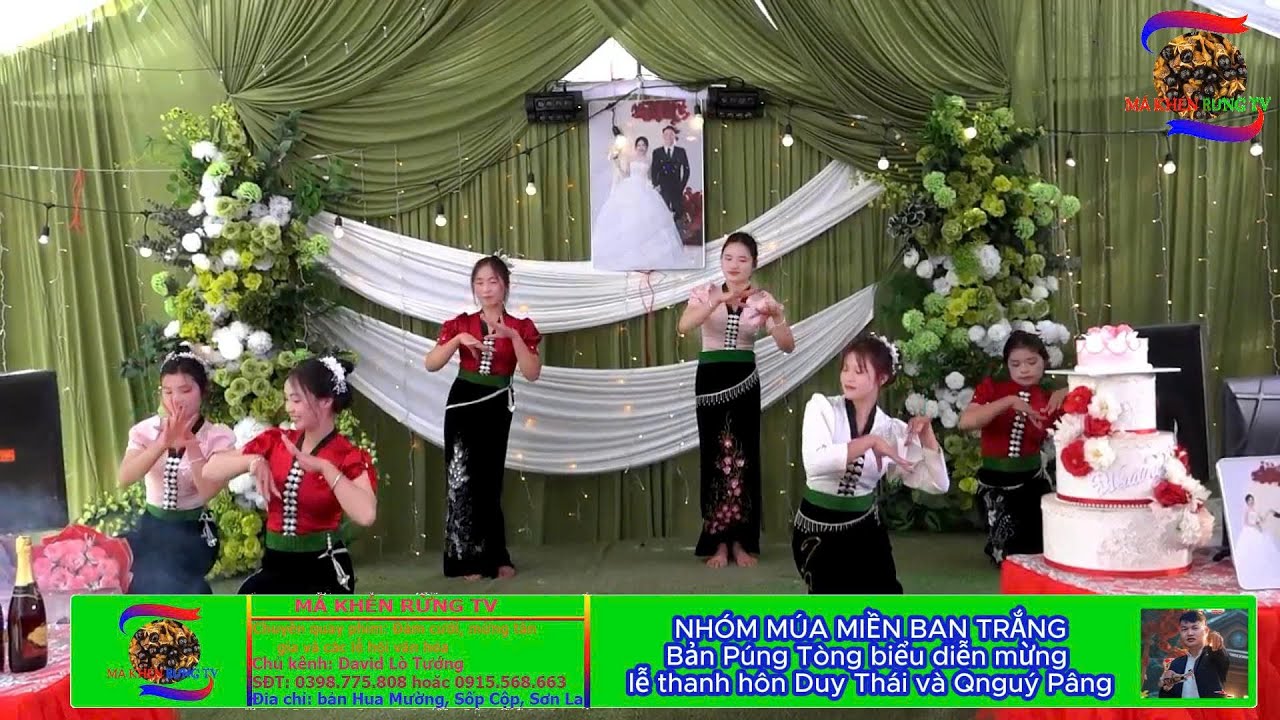 Múa mừng lễ thành hôn Duy Thái và Quý Pâng bản Púng Tòng do Nhóm múa Miền ban trắng biểu diễn