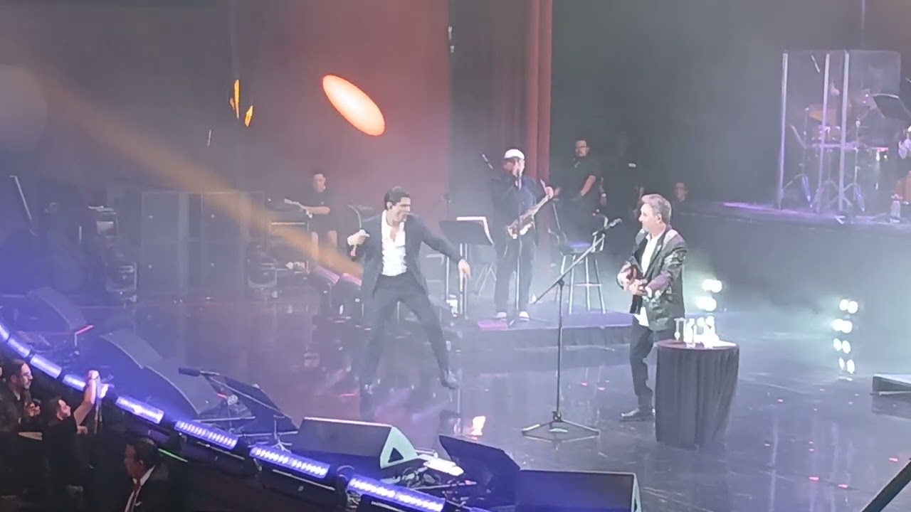 Víctor García no podía faltar al concierto de Raúl Ornelas en el Coloso de Reforma