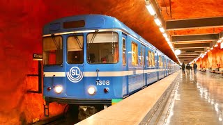 Tåg på Blå linjen i Stockholms Tunnelbana