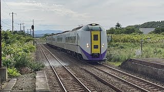 ［JR北海道函館本線］国縫駅を高速通過するキハ261系特急北斗11号