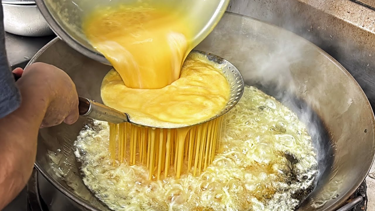 蛋液瀑布奇景！直擊最狂鋼盆便當製作過程  feat.三郎便當