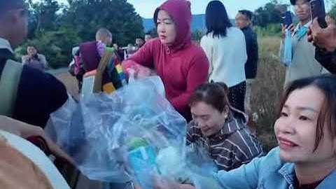 Phật tử Lào cúng dường cho các thầy đông như chợ thầy trong tâm tôi