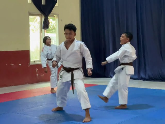 DD, Latihan bersama 3 Jagoan Karate