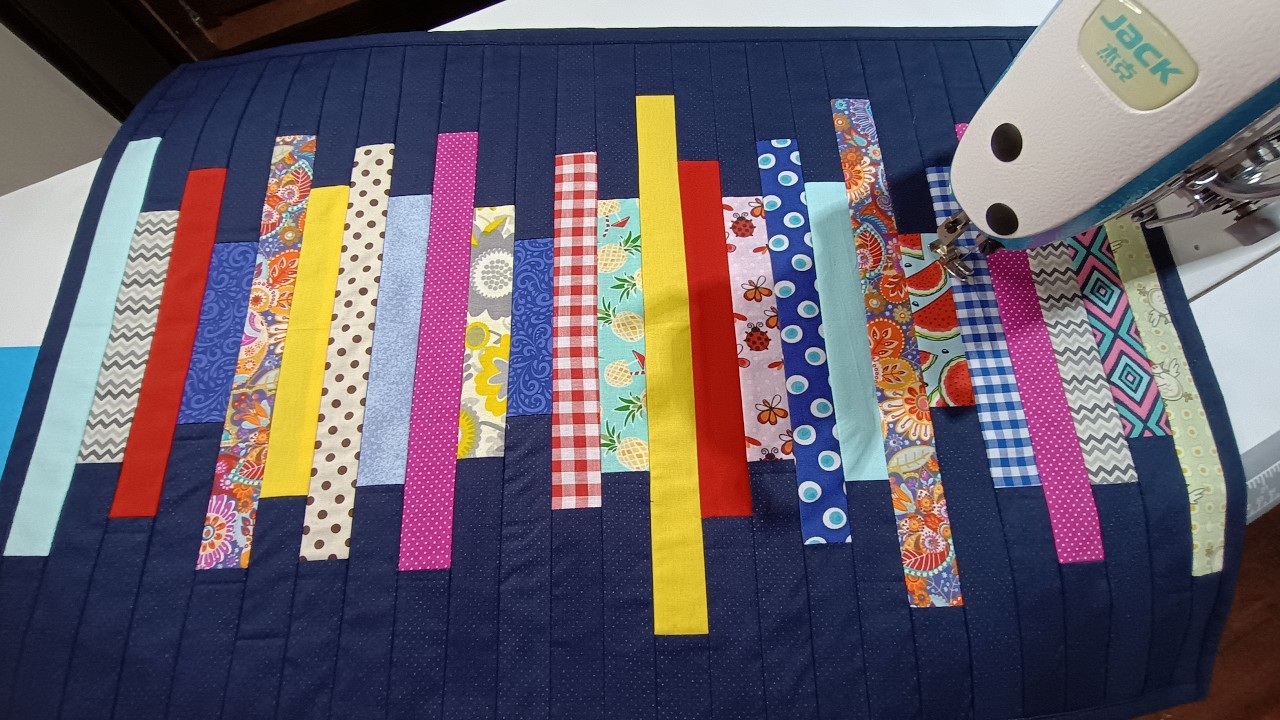 Tem RETALHOS sobrando aí? Então vamos fazer um lindo TAPETE. 😍