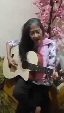 nenek-nenek nyanyi pake gitar kocak 😄