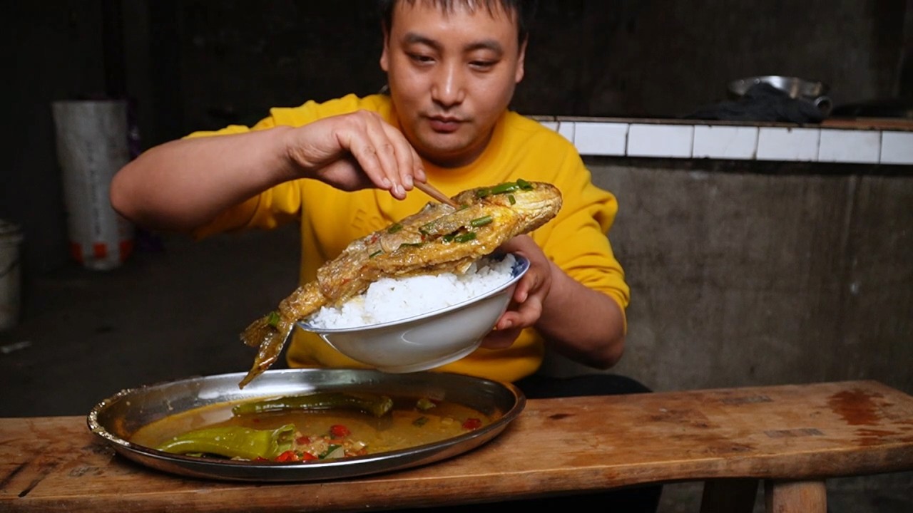 一整条红烧鱼，先炸透再烧入味！骨头都酥了，这汤汁拌饭，绝了。