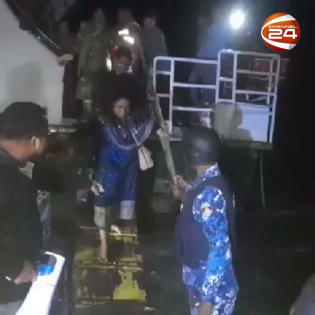 টেকনাফে দূর্ঘটনায় পতিত পর্যটকবাহী জাহাজ হতে ৭২ জন যাত্রীকে উদ্ধার