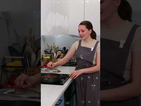 Мясо на сковороде - распадается на волокна. Проще не придумать - домашний гуляш. Нежное мясо