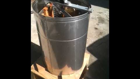 honey extracting using a 4 frame manual extractor