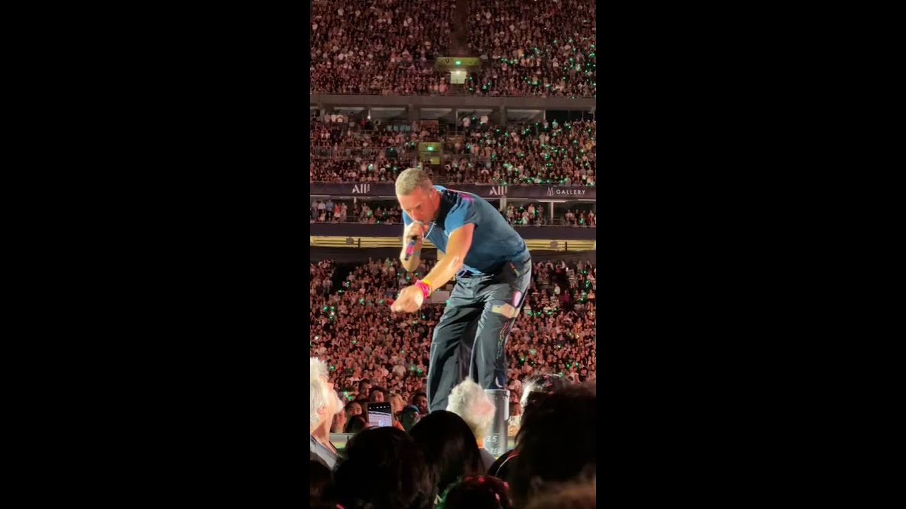 Coldplay frontman helps Sydney fan find the perfect spot