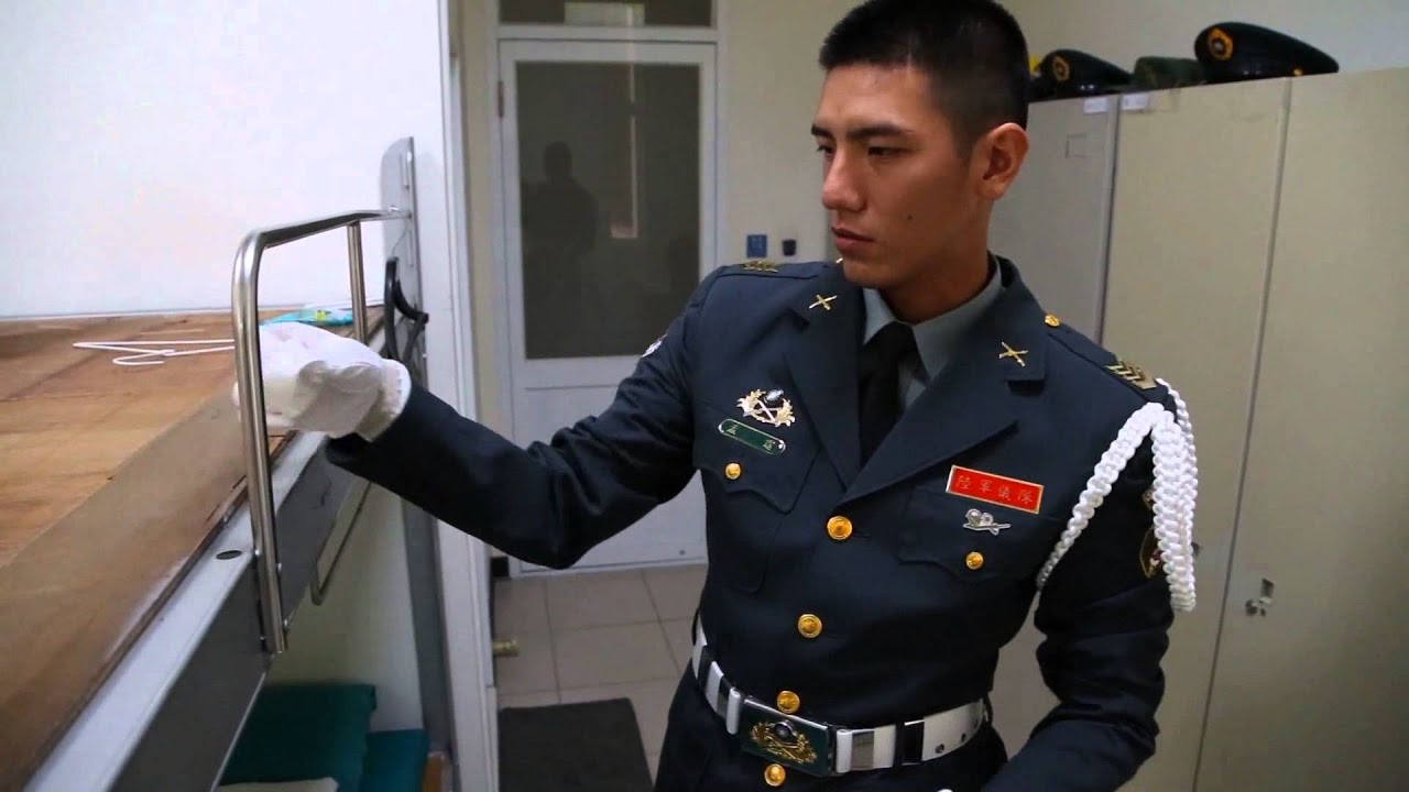 陸軍儀隊孟霆下士著裝過程 - YouTube