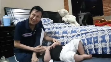 Chú Vũ Linh cài nút áo cho cháu ngoại Pun siêu dễ thương