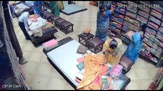 Bagaimana cara wanita mencuri sari