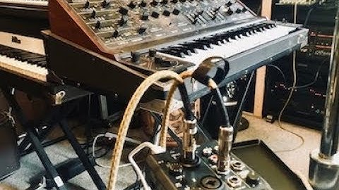 Fun with the Crumar DS2 Analog synthesizer, moving pad LFO Filter melody