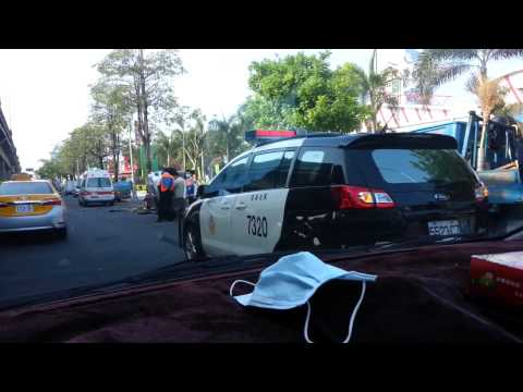 環中路旁車禍翻車