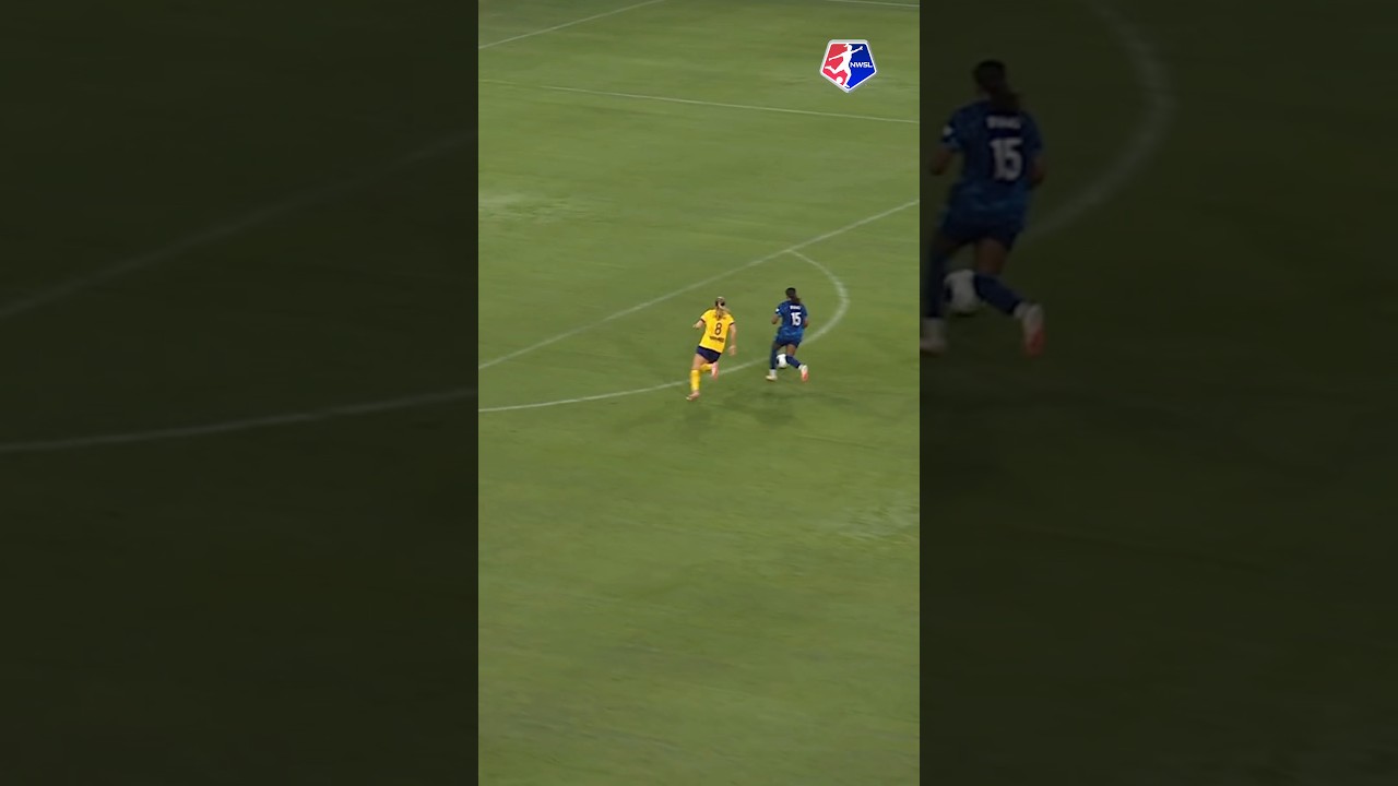 The pursuit. The composure. Byars is a shark 🦈 #nwsl #soccer #football