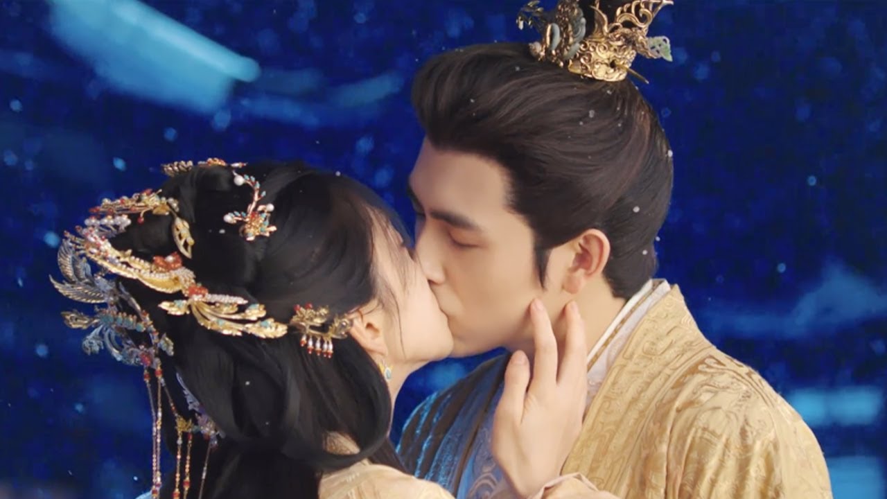 Мастер наконец вернул себе память, и Золушка возбуждённо поцеловала его.