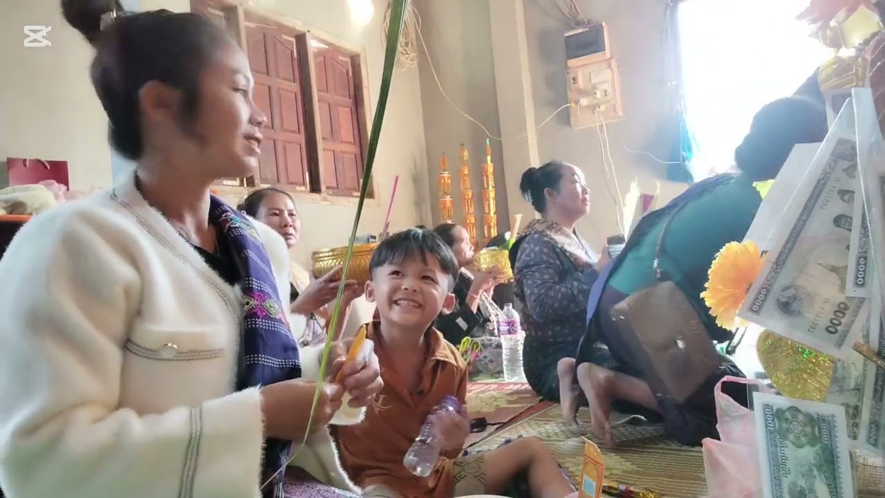 เอาบรรยากาศมาฝาก FC ทุกคนจ้าทำบุญแจกหาปู่กับย่าขอให้ได้บุญทุกคนนะคะ