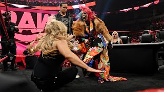 Women’s Elimination Chamber Match takes center stage tonight